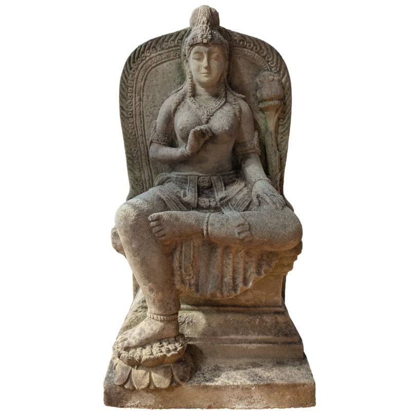 Javaans zandstenen Tara-beeld in Majapahit-stijl, voorbeeld van Indonesische boeddhistische beeldhouwkunst