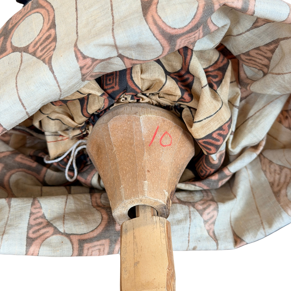 Aanzet van de houten staaf met handgeschreven nummer, detail