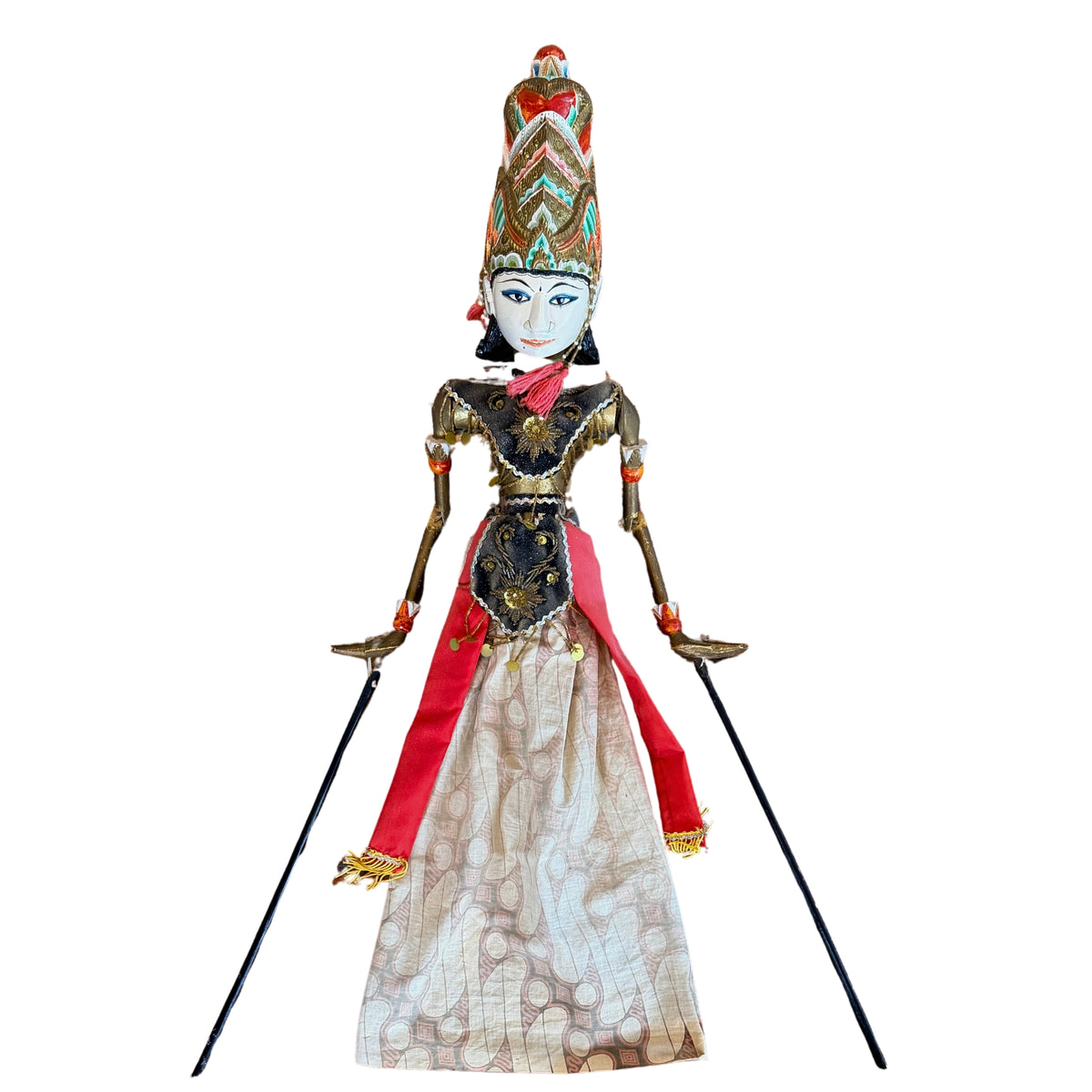 Wayang golek pop met kroon, rode sjerp en batikrok, vooraanzicht