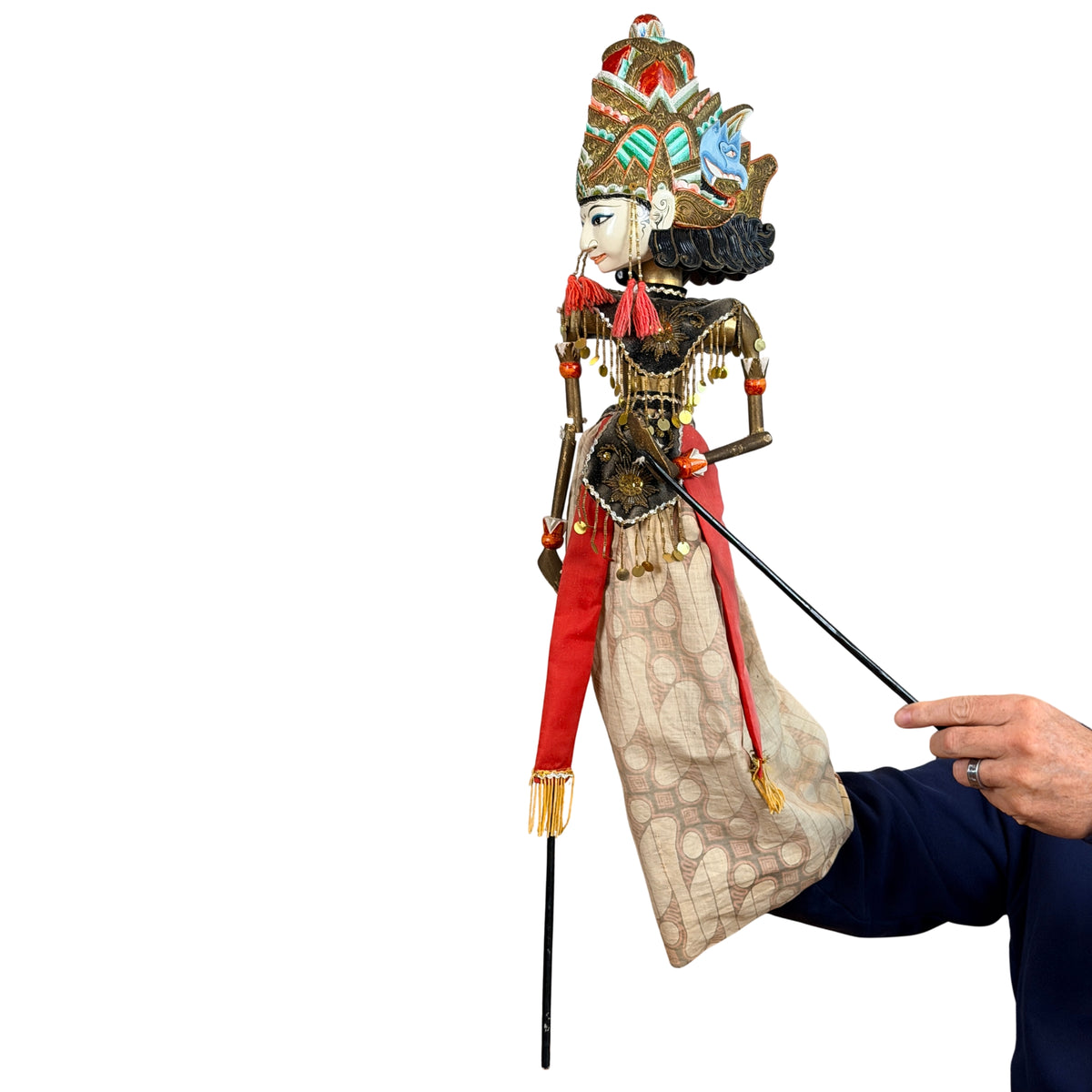 Wayang golek pop van opzij, met de armstokken in de hand