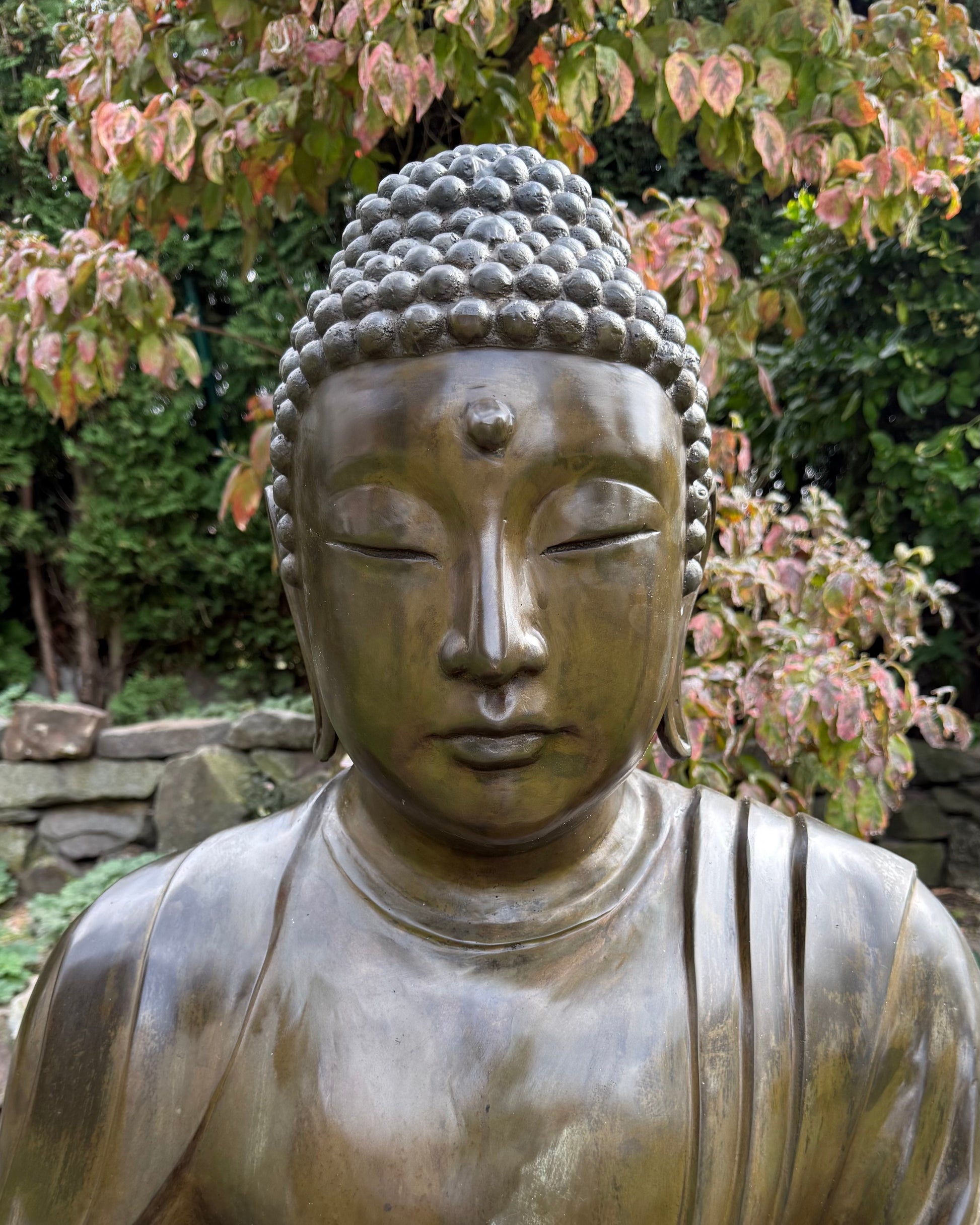 Japanse Boeddha in klassieke Kamakura-stijl met serene gezichtsuitdrukking