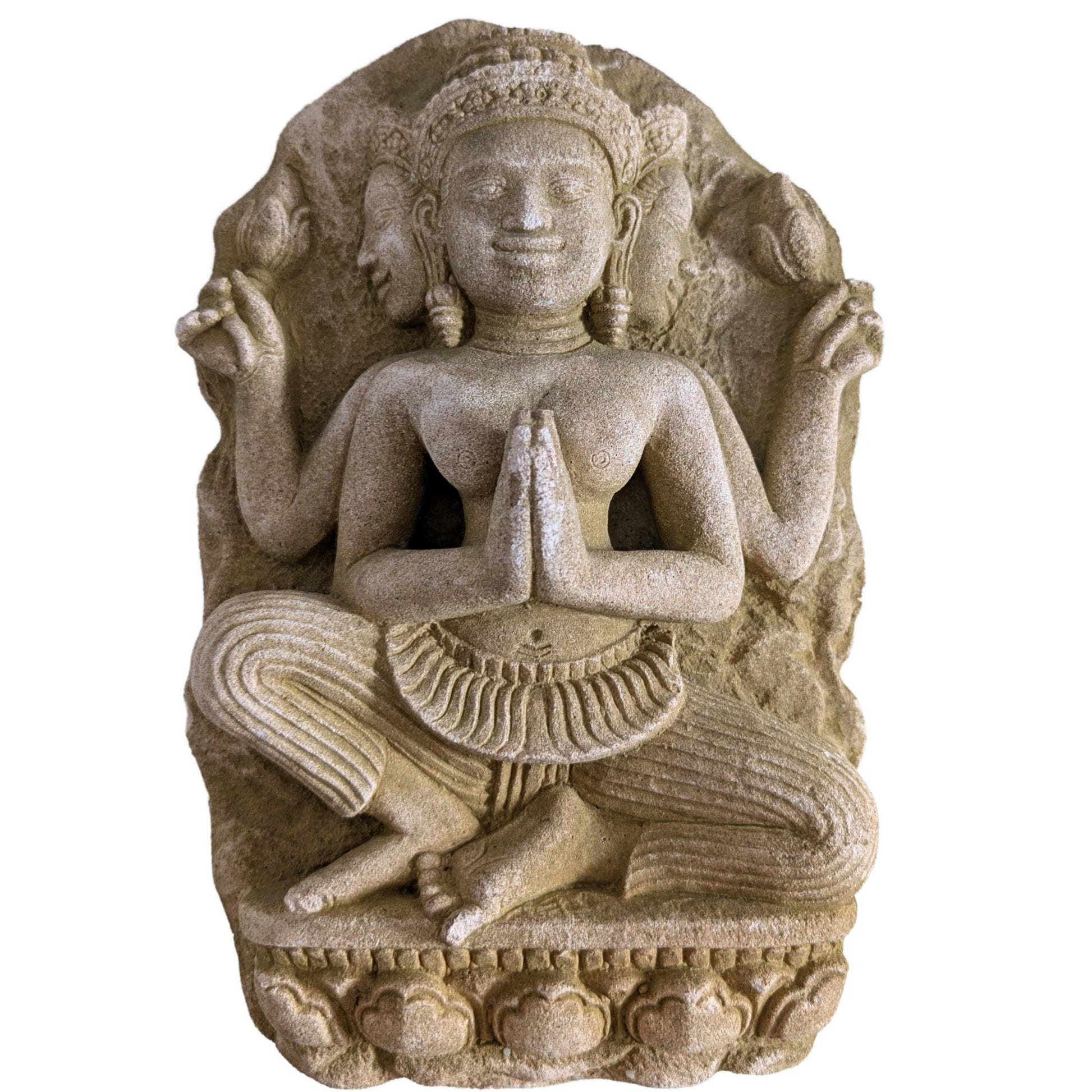 Khmer stijl zandsteen relief van Avalokiteshvara Bodhisattva met drie gezichten.