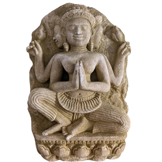 Khmer stijl zandsteen relief van Avalokiteshvara Bodhisattva met drie gezichten.