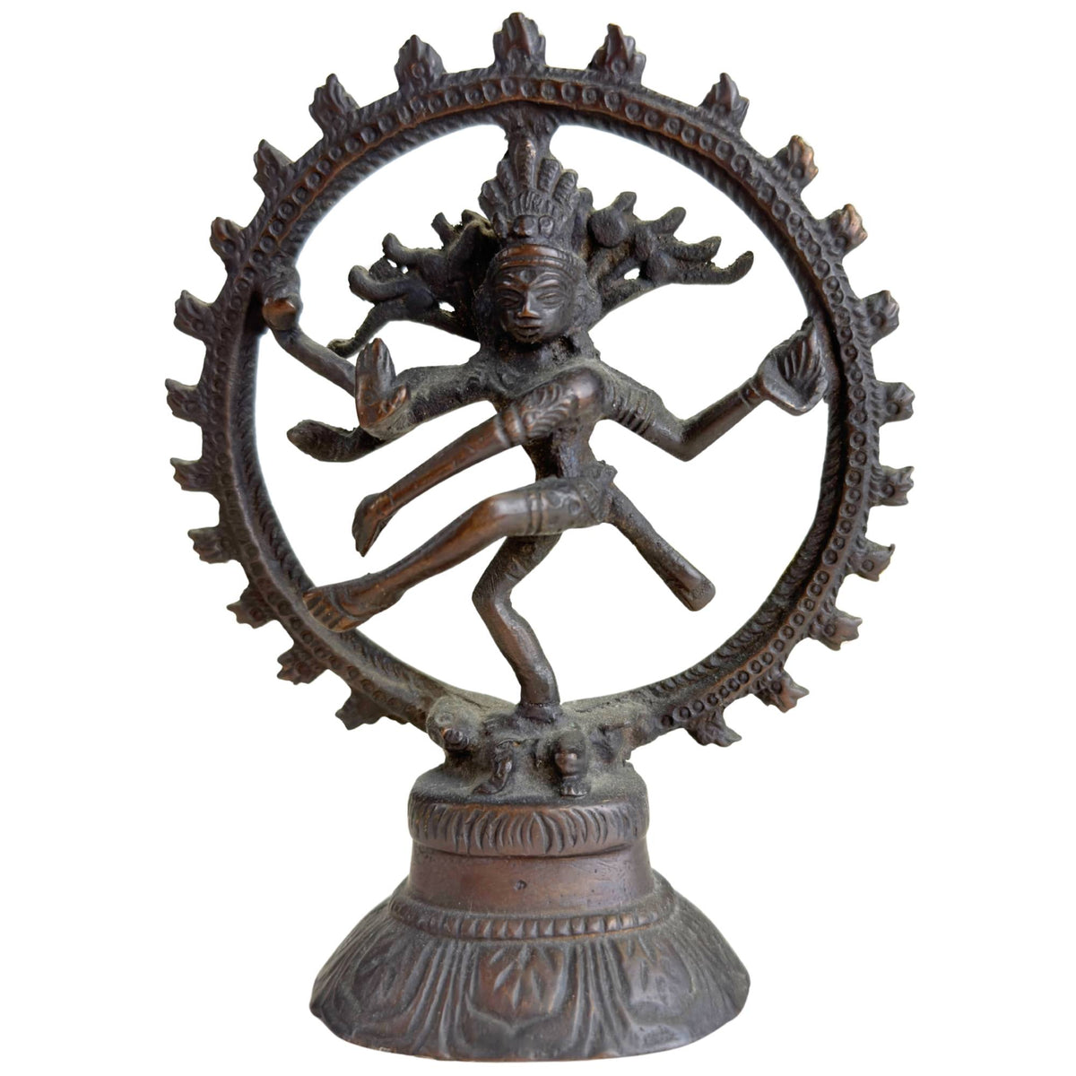 Klein bronzen Shiva Nataraja beeld van 13 cm met donkere patina en ronde vlammenkrans