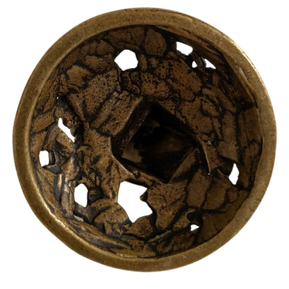 Miniatuur bronzen ding wierookbrander met monster- of leeuwenmaskers op de poten.