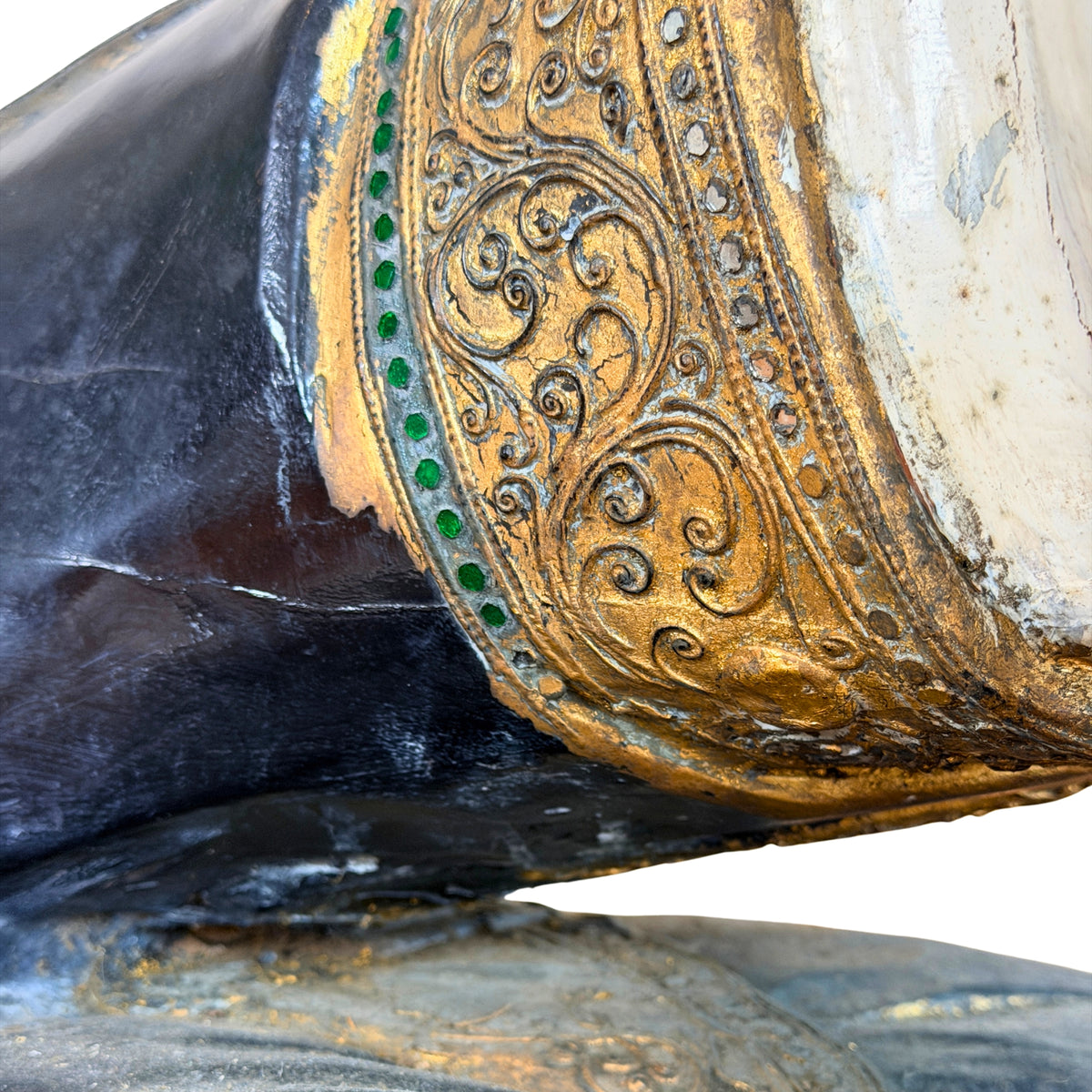 Verguld gewaadrand met bladmotief op zwarte lak, detail