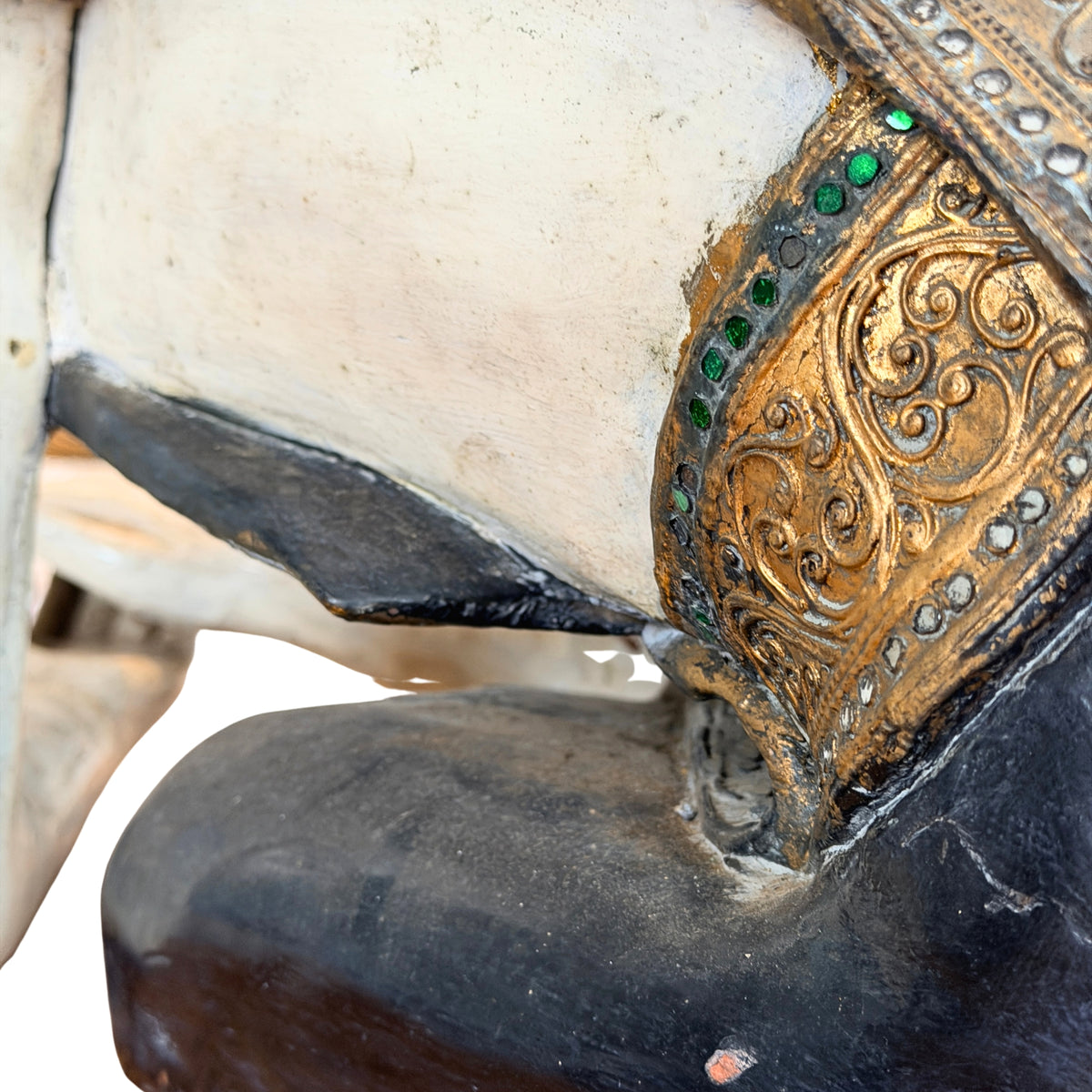 Gewaadrand met glasinleg en vergulde ranken, detail