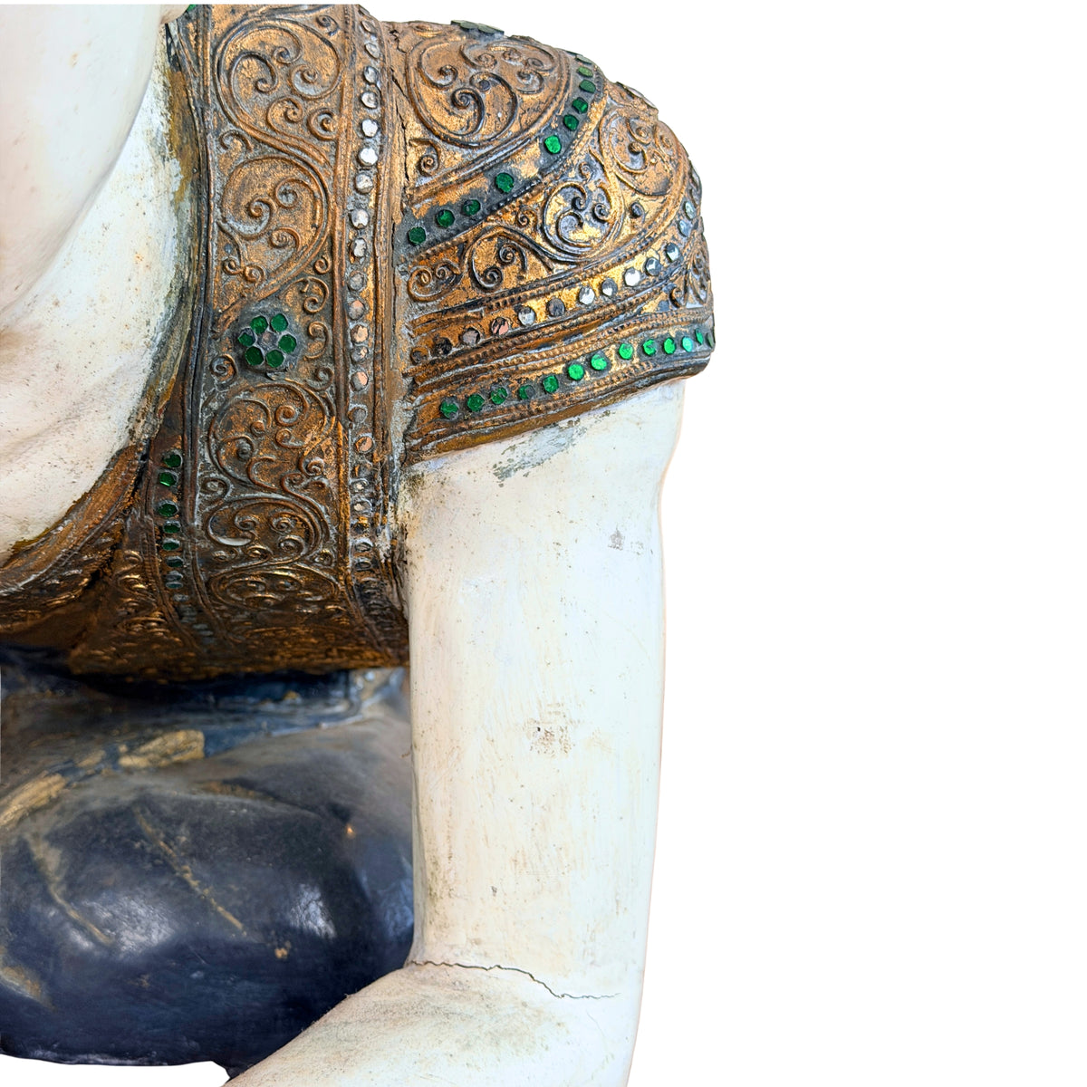 Schouder met verguld gewaad en groene glasinleg, detail