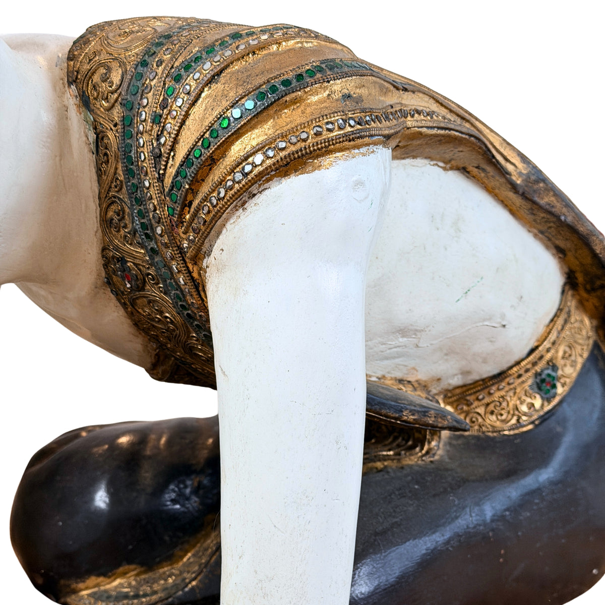 Verguld schoudergewaad met groene glasinleg, detail