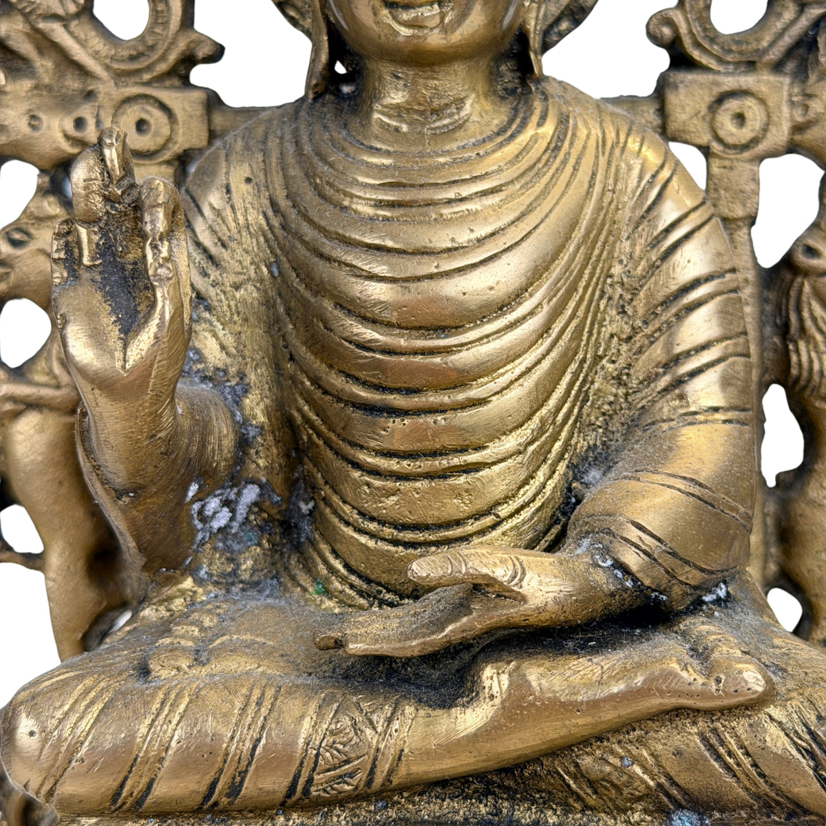 Vitarka mudra en dhyana-hand bij zittende Indiase Boeddha met geplooid monniksgewaad