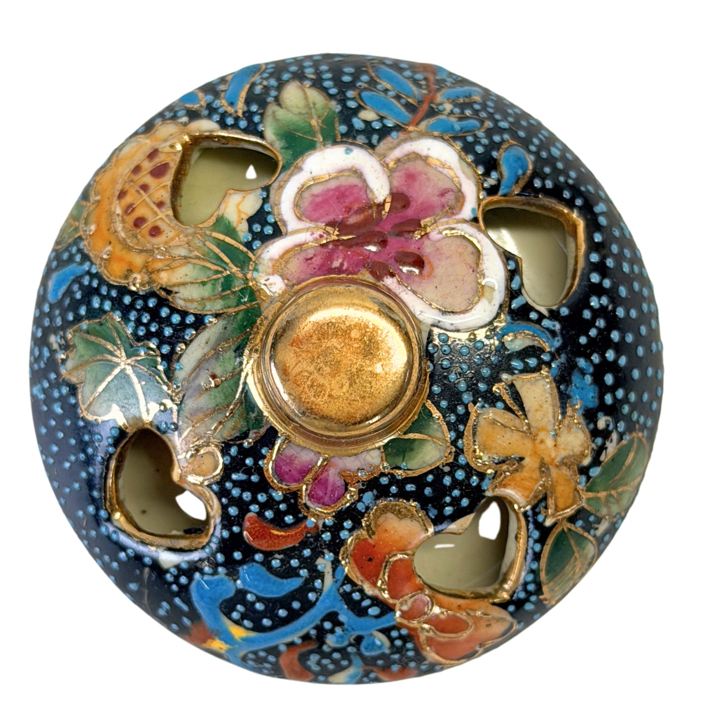 Bovenzijde van koro-deksel met polychrome bloemen, goudcontouren en hartvormige ventilatieopeningen