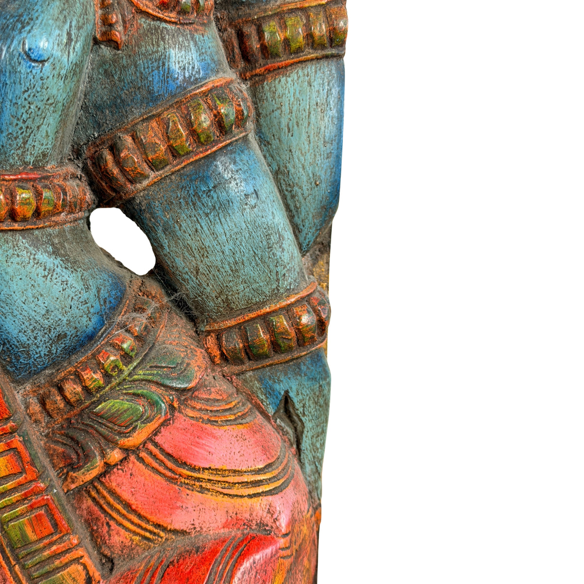 Blauw bovenlijf met armbanden, gordel en rode dhoti, detail