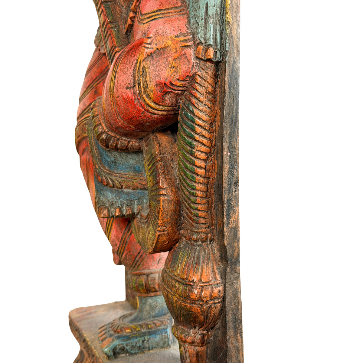 Heup en geplooide rode dhoti met kwast, zijkant, detail