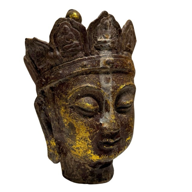 Detail van kroon en gelaat van Ksitigarbha Dizang Pusa hoofd met bladgoudresten