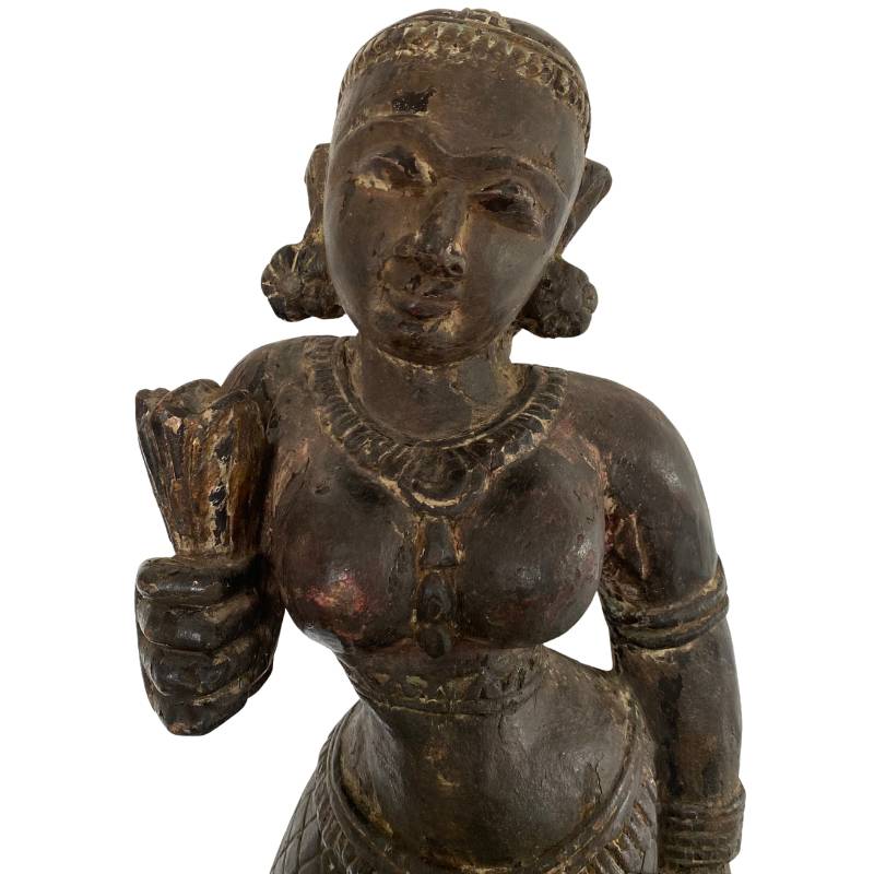 Houten Lakshmi beeld Nepal ritueel object in Newar stijl met sobere vormgeving 