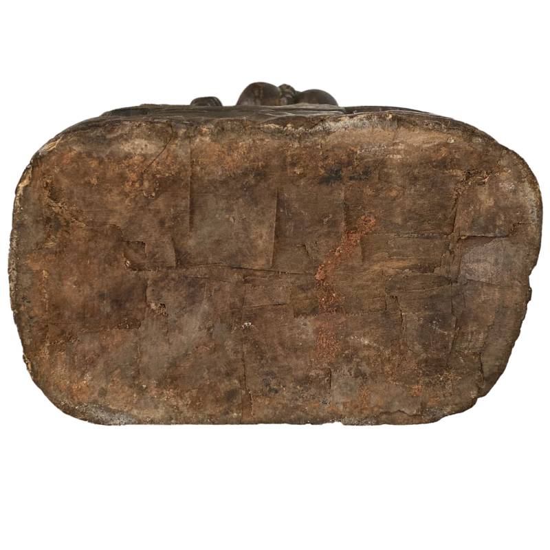 Lakshmi beeld hout Nepal met oude polychromie zichtbaar in de diepte van het snijwerk onderkant 