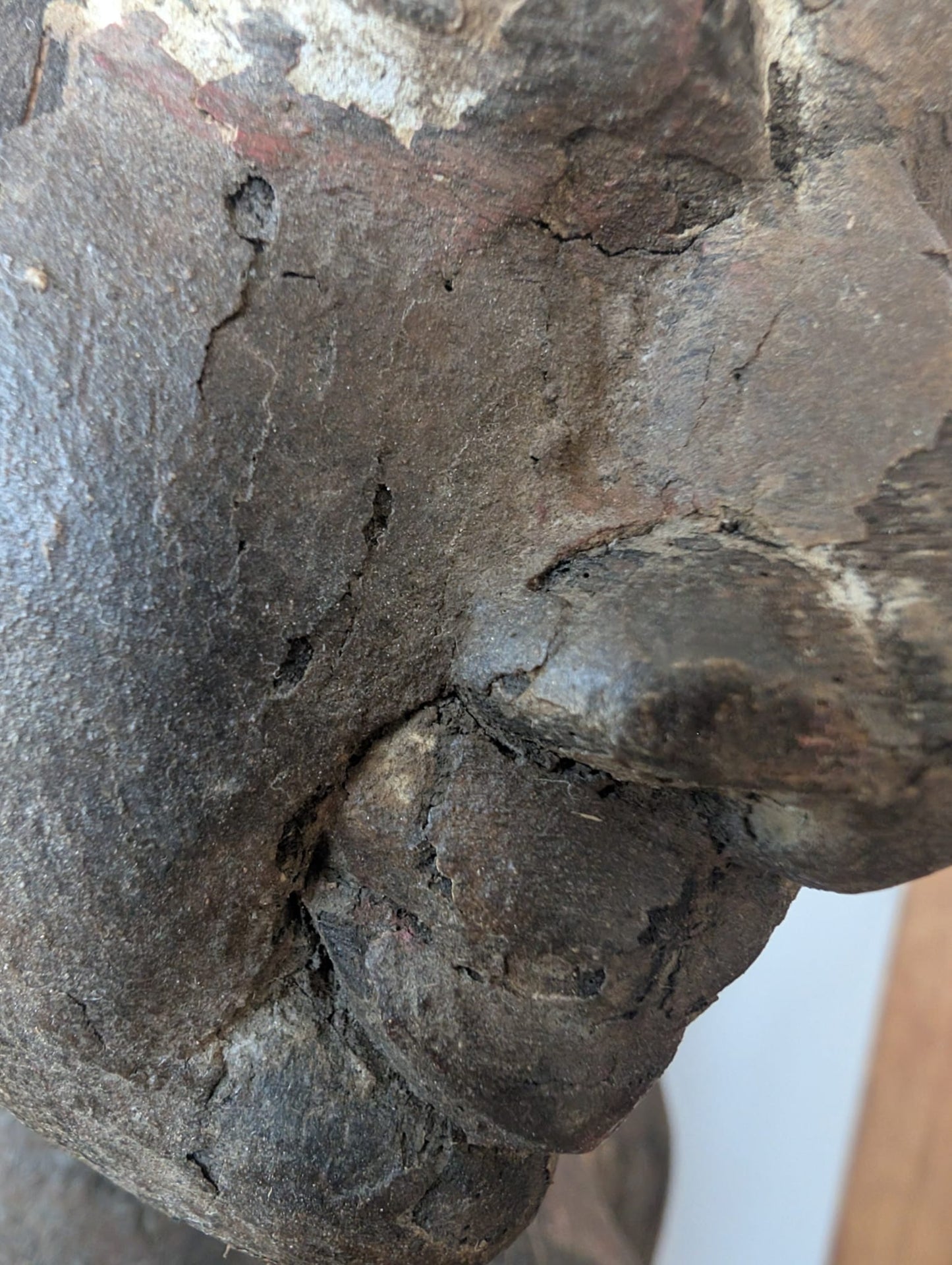 Detail van Lakshmi beeld uit Nepal in hout met oude verflagen en diep snijwerk