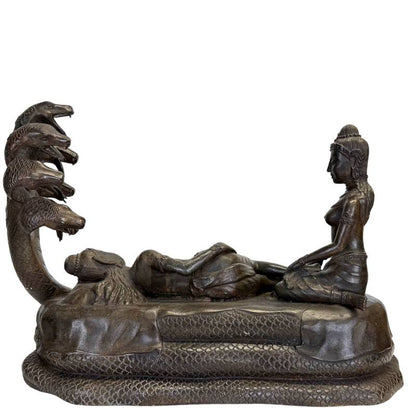 Detail van godin Lakshmi aan de voeten van Vishnu