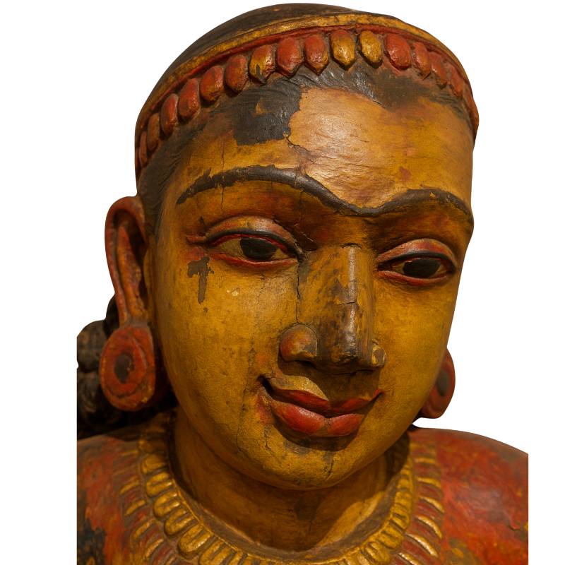 Visualisatie van oorspronkelijke kleuren Lakshmi beeld Nepal hout met rode pigmenten en goud accenten 