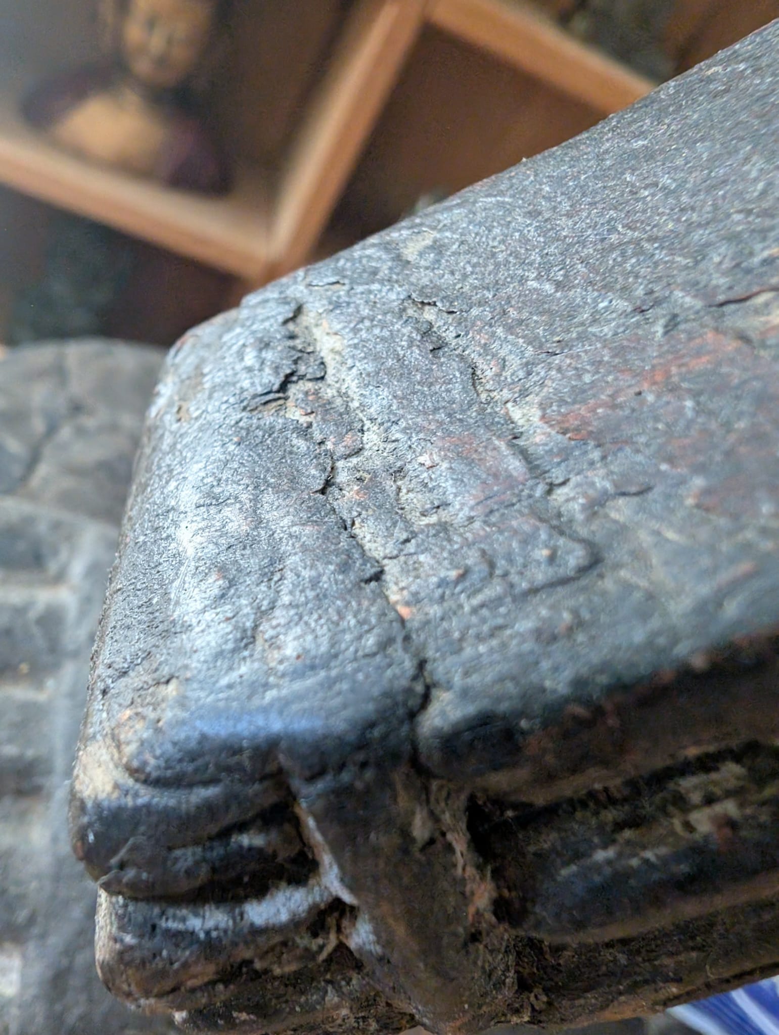 Detail van Lakshmi sculptuur uit Nepal in hout met verf resten en authentieke slijtage