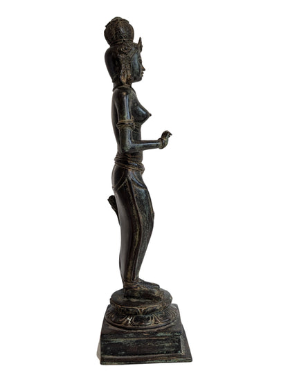 Antiek bronzen beeld van Lakshmi (Sri Devi) met natuurlijke patina