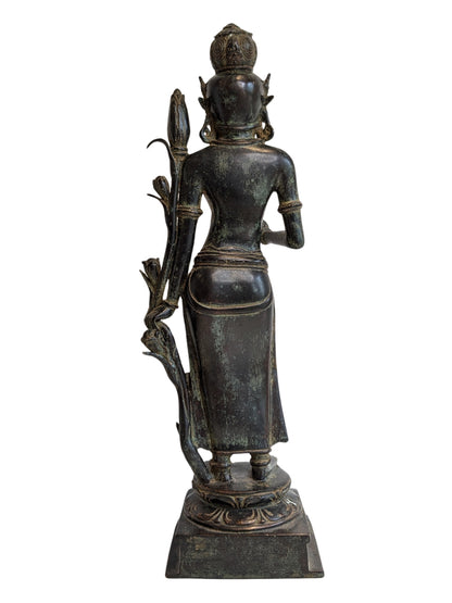 Lakshmi (Sri Devi) in brons met natuurlijke bruine en groene patina