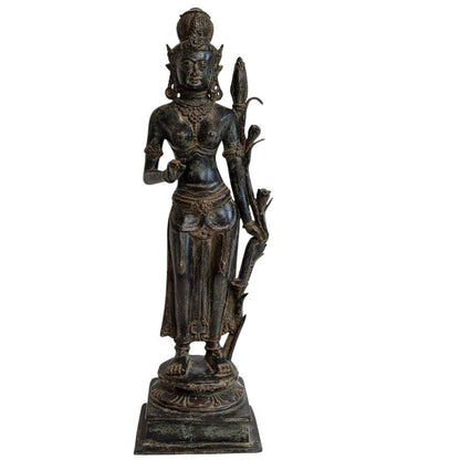 Bronzen Lakshmi (Sri Devi) uit Zuid-India met lotus en sieraden