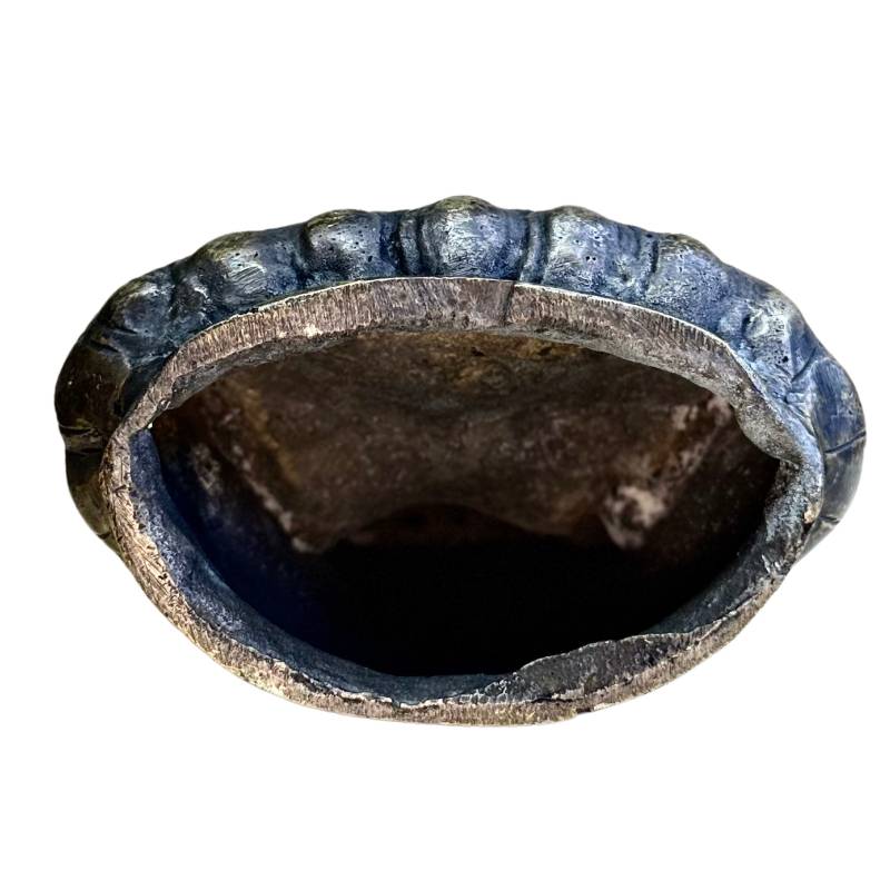 Lotusbasis archaïsche gravering detail antiek brons