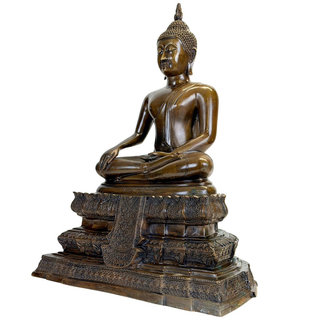 Thailändische Luang-Phor-Buddha-Figur aus Bronze, von vorne betrachtet, mit reich verziertem Sockel.
