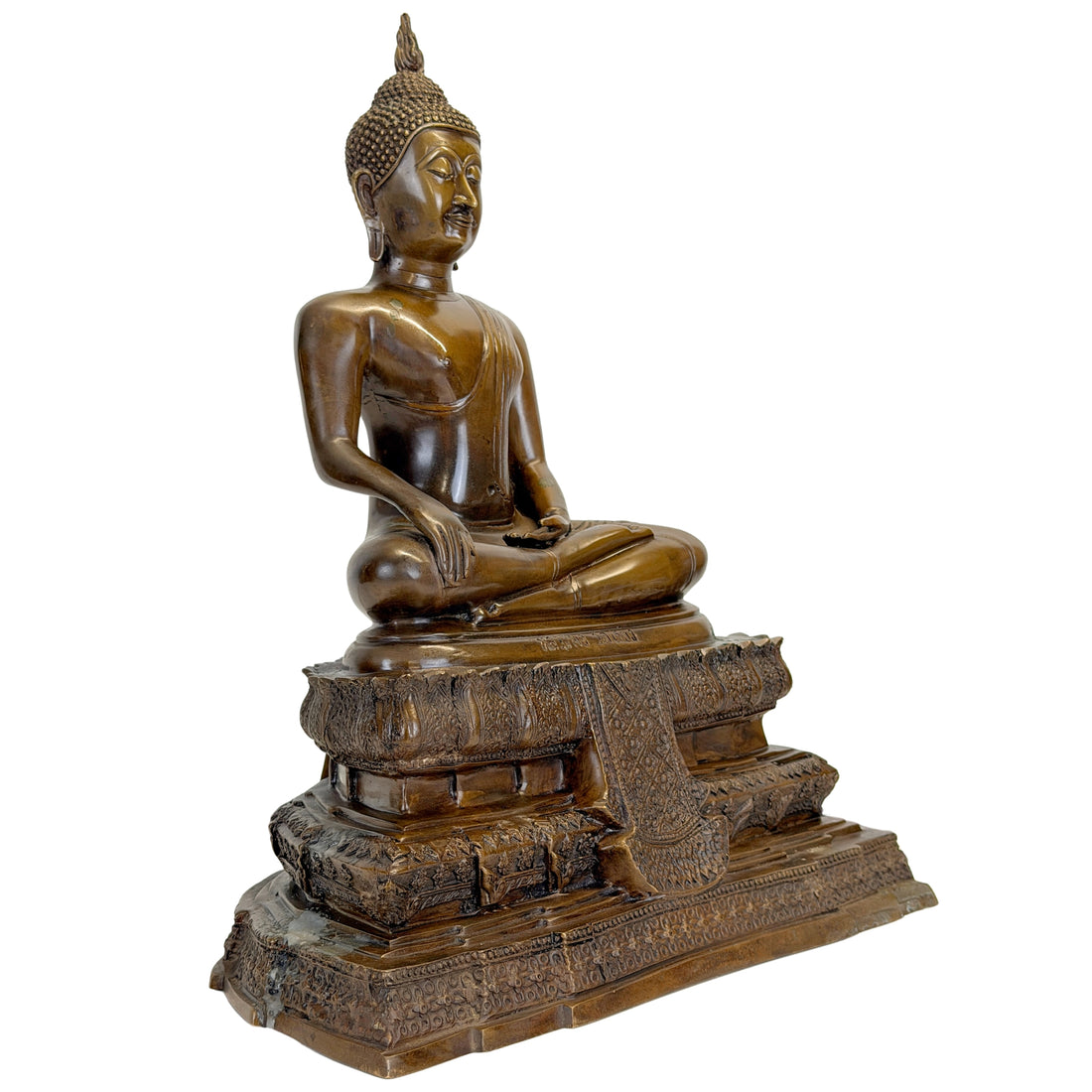 Thailändische Luang-Phor-Buddha-Figur aus Bronze, von vorne betrachtet, mit reich verziertem Sockel.