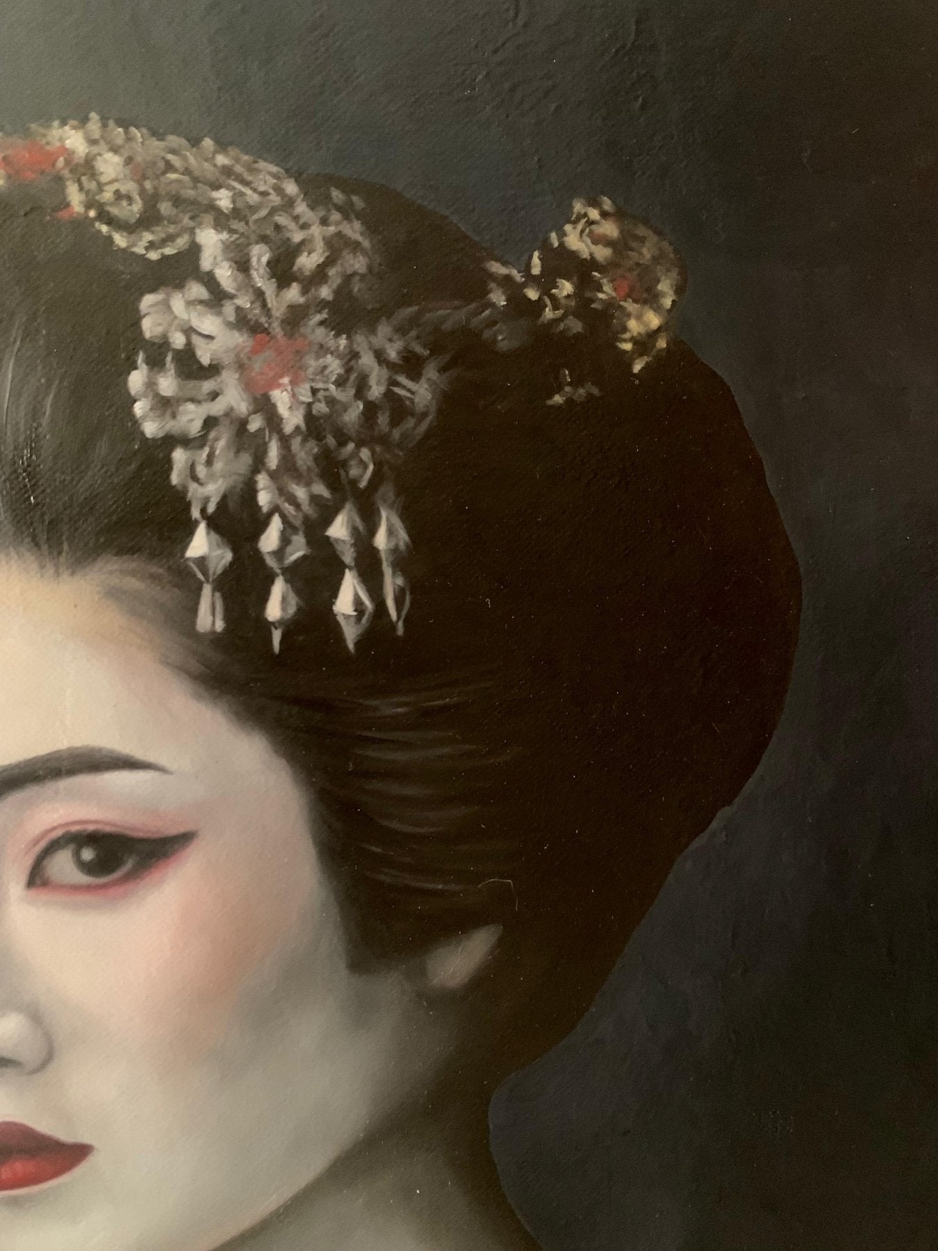 Realistisch Japans portret boven een bank in een moderne woonkamer.