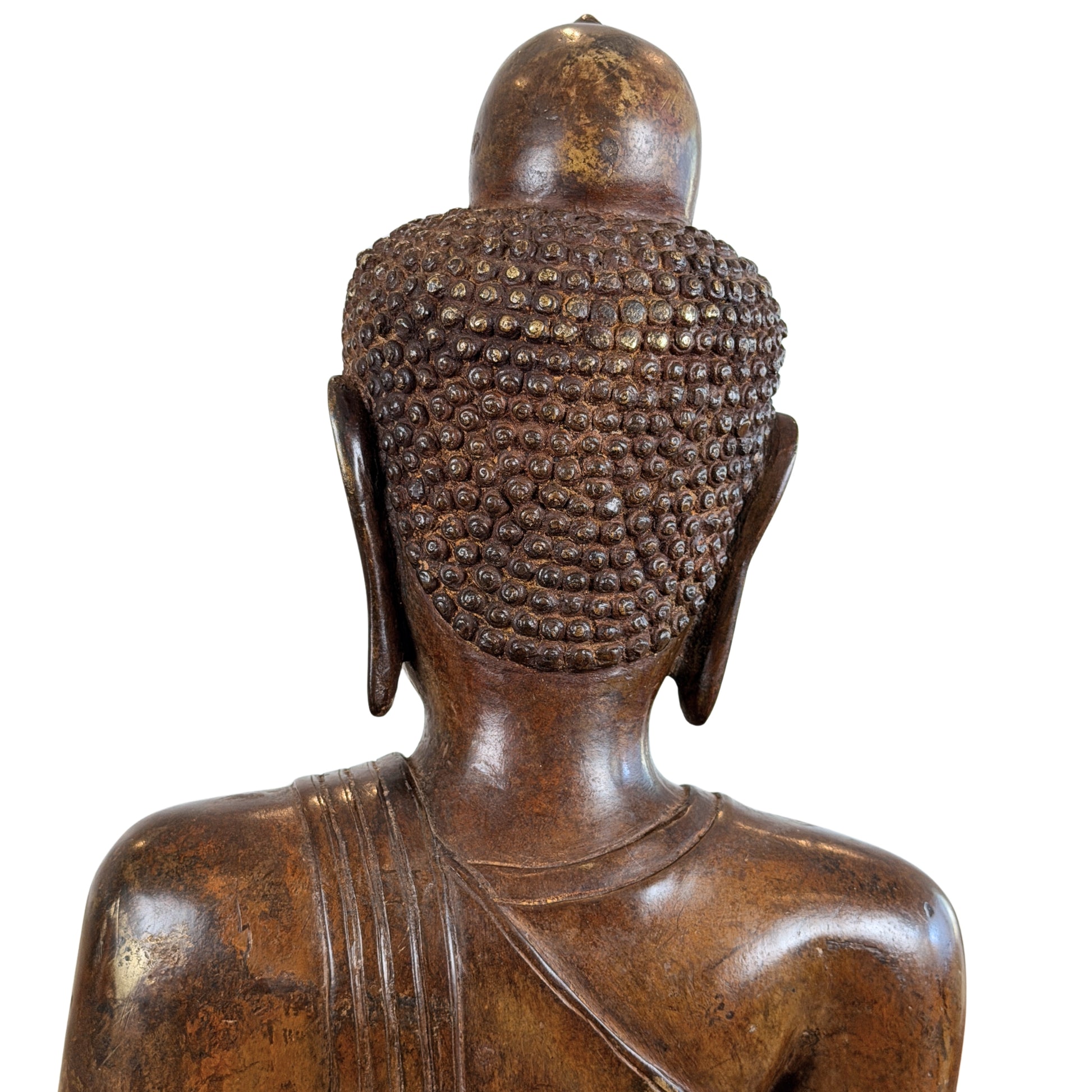 Gedetailleerd en gecentreerd achteraanzicht van het hoofd en de schouders van een bronzen Boeddhabeeld, tonende de regelmatige structuur van de haarkrullen, de gladde ushnisha met vroege goudresten en de schuine gewaadplooi over de rug