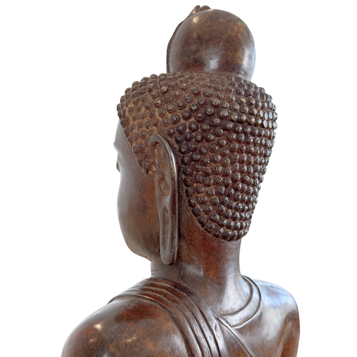 Gedetailleerd achteraanzicht van het hoofd en de nek van een bronzen Boeddhabeeld, tonende de dicht op elkaar staande spiraalvormige haarkrullen, de langgerekte linker oorlel en de gladde ronde vorm van de ushnisha