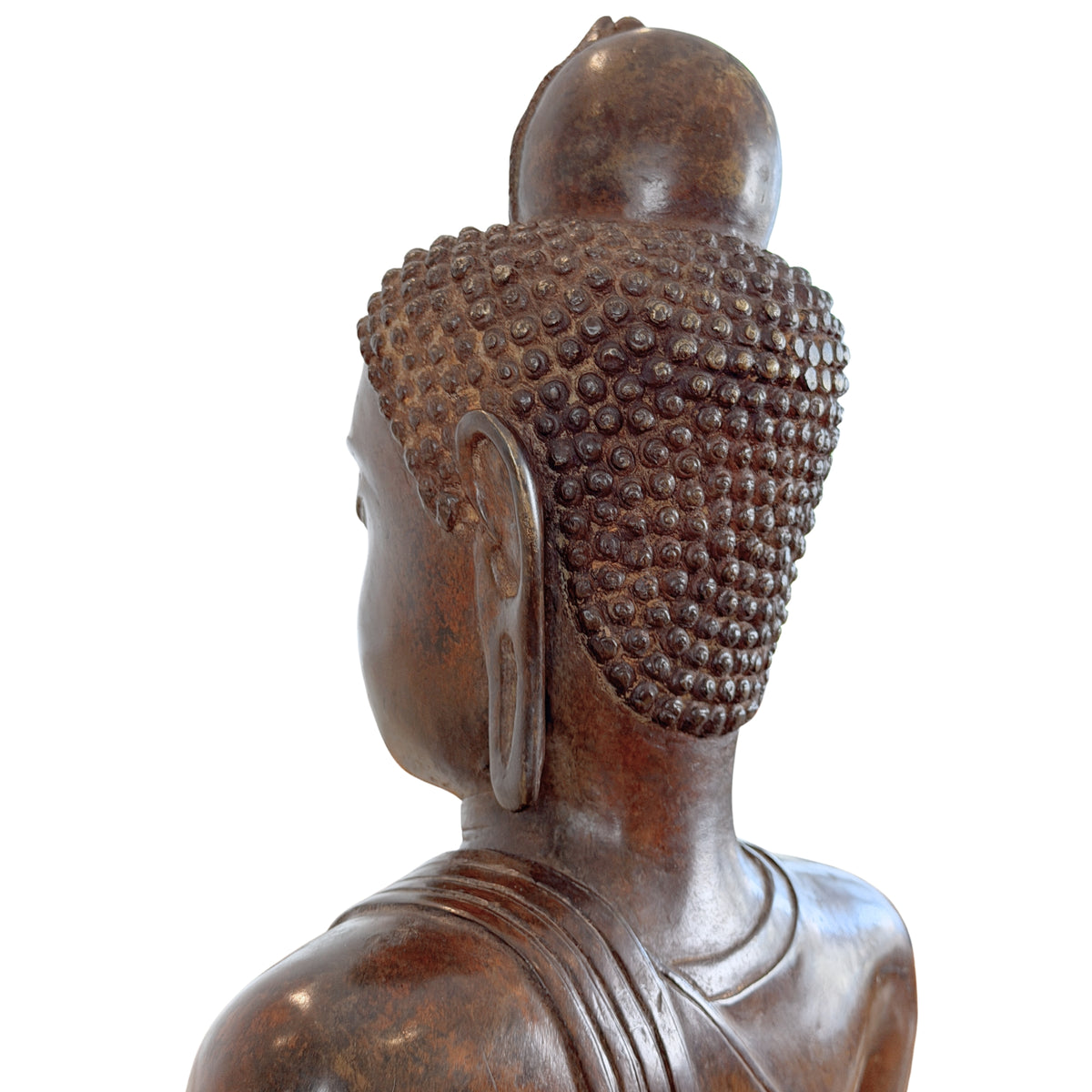 Gedetailleerd achteraanzicht van het hoofd en de nek van een bronzen Boeddhabeeld, tonende de dicht op elkaar staande spiraalvormige haarkrullen, de langgerekte linker oorlel en de gladde ronde vorm van de ushnisha