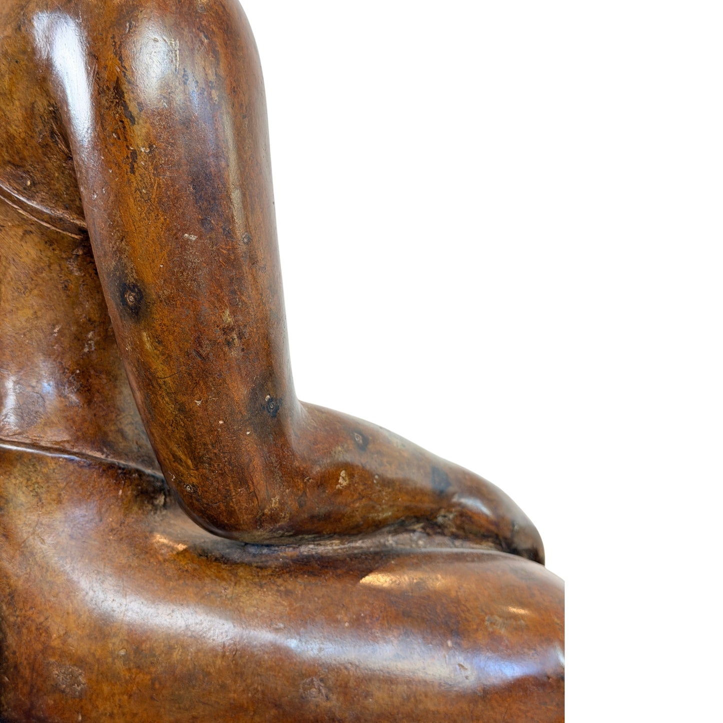 Gedetailleerde macro-opname van de linkerarm en de zijkant van het torso van een bronzen Boeddhabeeld, tonende de vloeiende anatomische lijnen, fijne krasjes van rituele reiniging en een diepe, gelaagde goudbruine tempelpatina