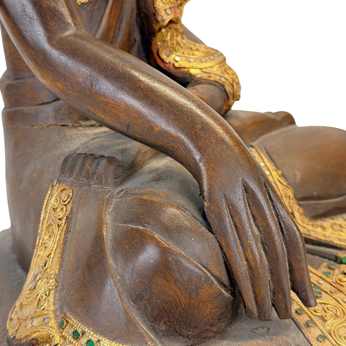 Detail van arm hand en versierd gewaad van antieke Birmaanse Mandalay Boeddha