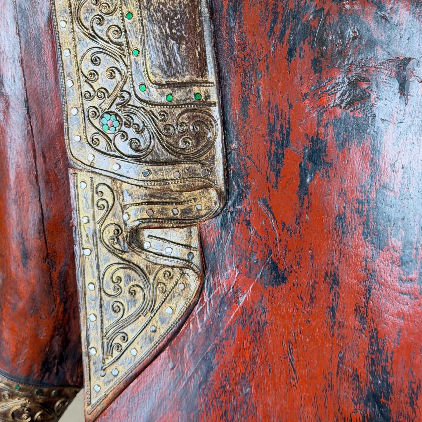 Detail van ornamentiek langs het gewaad van Birmaanse Mandalay Boeddha