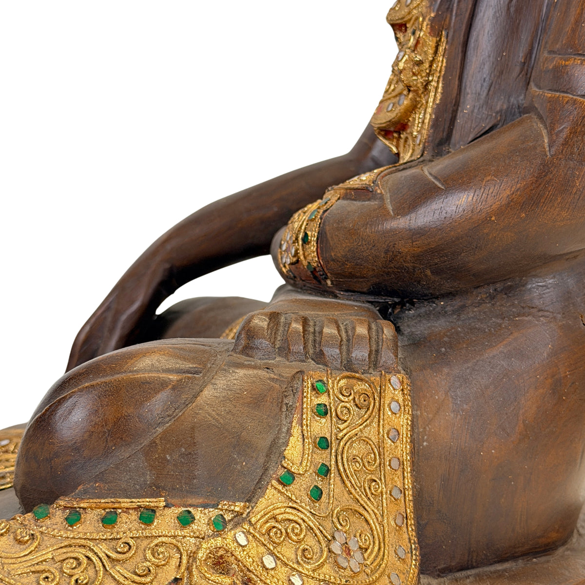 Detail van knie hand en vergulde mantelrand van houten Birmaanse Mandalay Boeddha