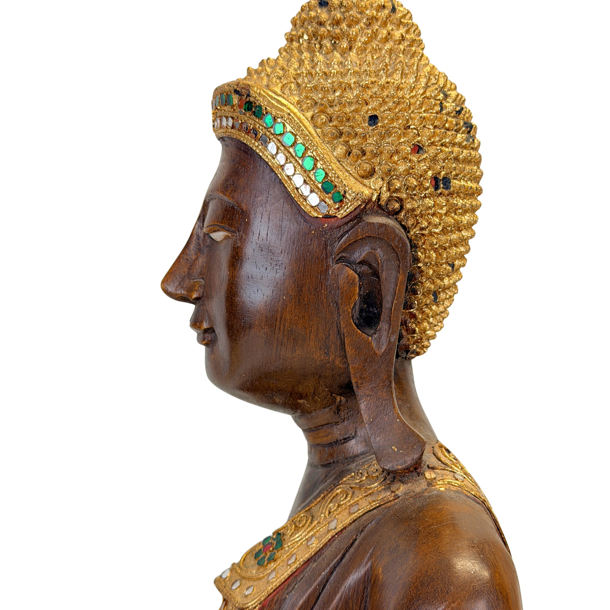 Detail van linker profiel van Mandalay Boeddha met vergulde haarband en ingelegde ogen