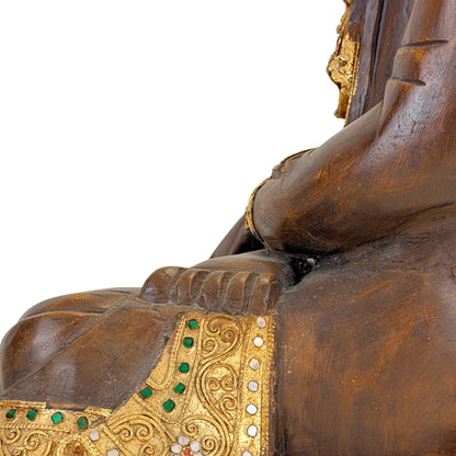 Detail van schouder en vergulde mantel met spiegelinleg van Birmaanse Mandalay Boeddha