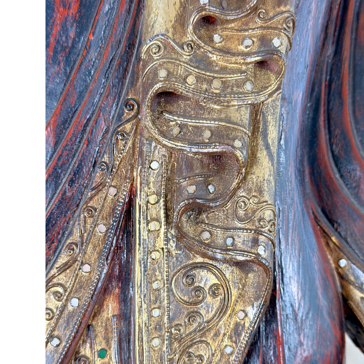 Detail van verguld metalen gewaadbeslag op Birmaanse Mandalay Boeddha