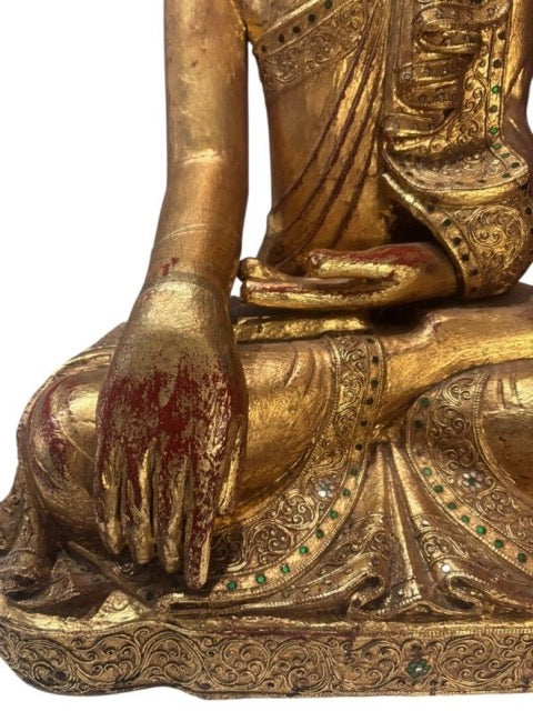 Mandalay-stijl Boeddhabeeld als voorbeeld van Birmaanse houten beeldhouwkunst