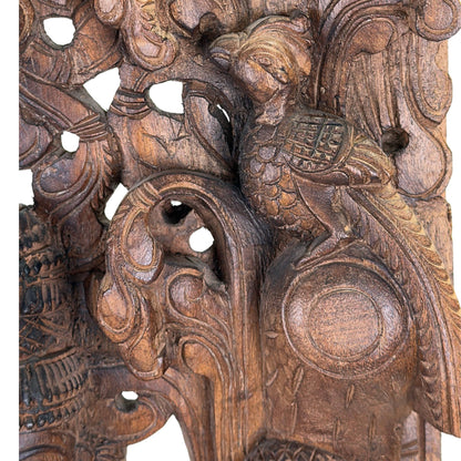 Close-up van de gedetailleerde, conische kroon die de status van Meenakshi als koningin symboliseert