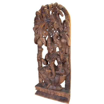Detail van de lotustroon waarop de godin Meenakshi troont in de gracieuze lalitasana-houding