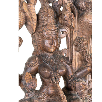 Detail van de handgesneden papegaai op het houten wandpaneel van de godin Meenakshi