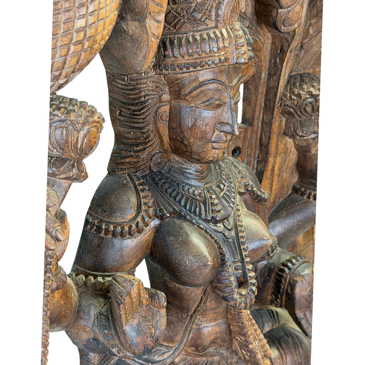 Detailopname van de karakteristieke amandelvormige vis-ogen van de godin Meenakshi Amman