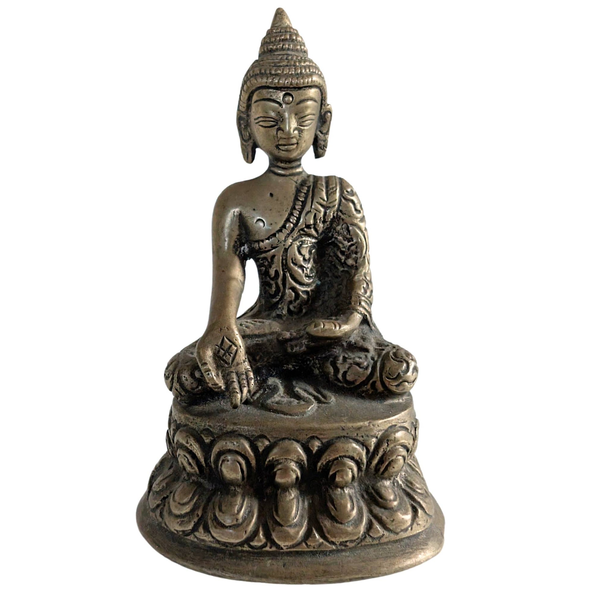 Vooraanzicht van een handgemaakt messing Boeddha beeldje uit Nepal.