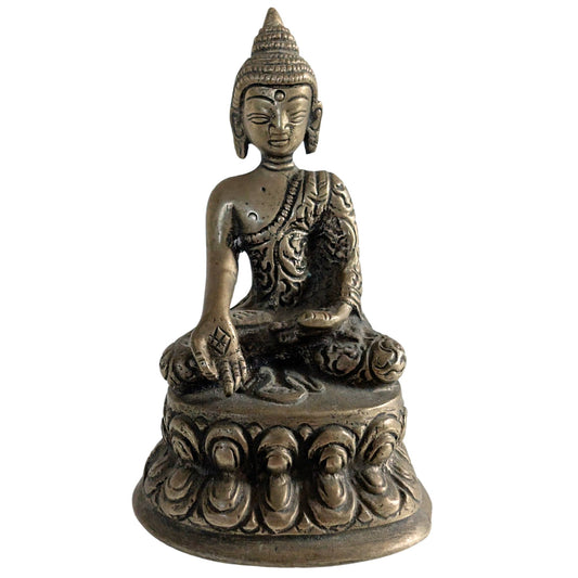 Vooraanzicht van een handgemaakt messing Boeddha beeldje uit Nepal.
