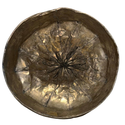 Detail van oude patina en handbewerkt brons op Miao kroon uit Guizhou
