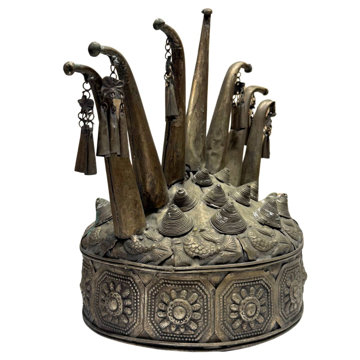 Miao bronzen ceremoniële kroon met hangende bellen en oude patina